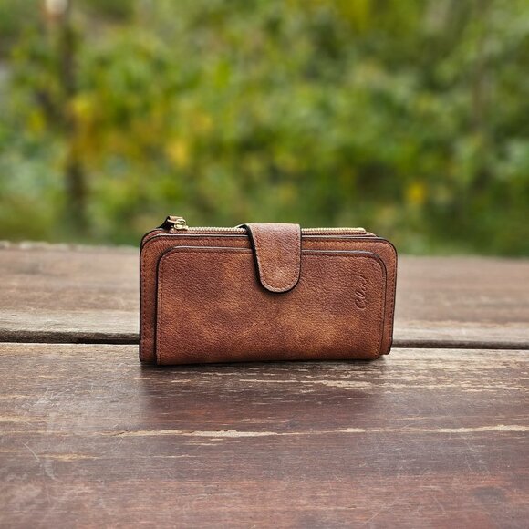 cluci Handbags - CLUCI Wallet Clutch Brown Distress Leather, Pre-owned, excellent condition